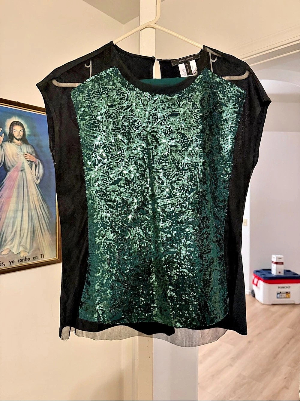 BCBGMAXAZRIA Green & Black Sequin Top Size Medium Like New